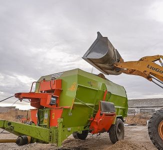 Смеситель-кормораздатчик МИРК-130 (13 м³) с горизонтальными шнеками в Казахстане